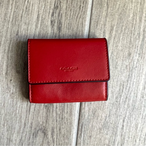 LIKE NEW Coach Flap Card Case w/snap closure. No flaws, marks, or blemishes. - Picture 1 of 6